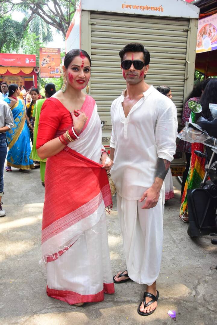 बॉलीवुड अभिनेत्री बिपाशा बासु ने विजयदशमी के मौके पर सिंदूर खेला. उनकी इस दौरान की काफी सारी खूबसूरत तस्वीरें हम आपके लिए लेकर आए हैं जिन्हें आप आगे की स्लाइड्स का रुख करके देख सकते हैं. (Photo Credit: Manav Manglani)