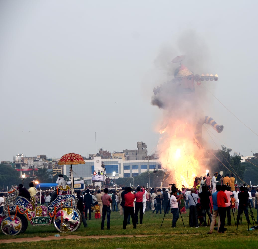 पटना: सीएम नीतीश की मौजूदगी में हुआ रावण दहन, कार्यक्रम में शामिल नहीं हुआ कोई बीजेपी नेता