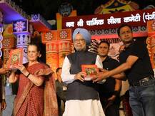 दशहरा: लाल किला मैदान समारोह में शामिल हुए मनमोहन और सोनिया, पूर्व पीएम ने उड़ाया कबूतर