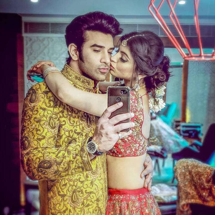 आपको बता दें कि पारस और शहनाज बिग बॉस में साफ कर चुके हैं वो एक दूसरे को काफी पसंद करते हैं. इतना ही नहीं पारस ने तो घर के अंदर यह तक कह दिया कि उनकी गर्लफ्रेंड के साथ उनका रिलेशन अच्छा नहीं चल रहा है.