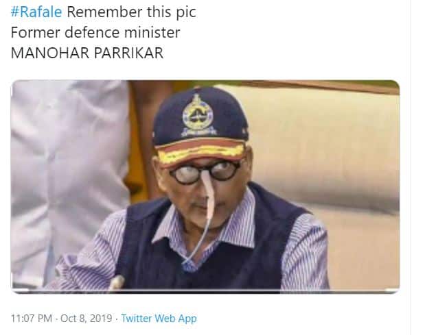 लोगों ने उनके आखिरी पलों की तस्वीर को भी राफेल सौदे से जोड़ते हुए ट्वीट किया.