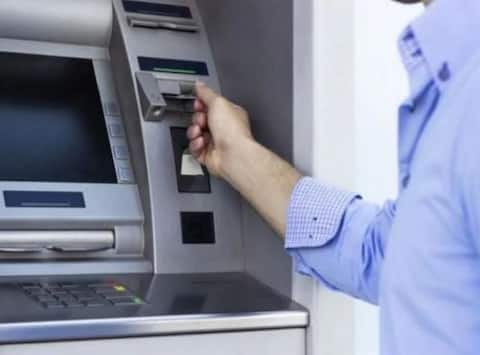 जानिए- ATM से पैसा निकालते वक्त नोट नहीं निकले, लेकिन बैलेंस कट जाए तो क्या करें जानिए- ATM से पैसा निकालते वक्त नोट नहीं निकले, लेकिन बैलेंस कट जाए तो क्या करें