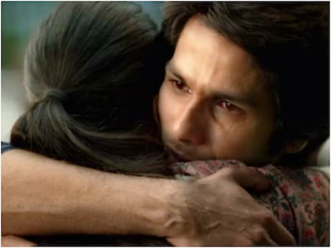 Kabir Singh: इमोशनल सीन में शाहिद कपूर के हकीकत में खड़े हो गए थे रोंगटे, तस्वीर वायरल हुई तो आया ऐसा रिएक्शन Kabir Singh: इमोशनल सीन में शाहिद कपूर के हकीकत में खड़े हो गए थे रोंगटे, तस्वीर वायरल हुई तो आया ऐसा रिएक्शन