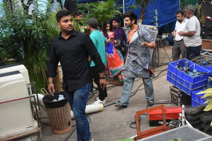 हालांकि कियारा आडवानी अपने फोन में बिज़ी भी नज़र आईं. (तस्वीर: मानव मंगलानी)