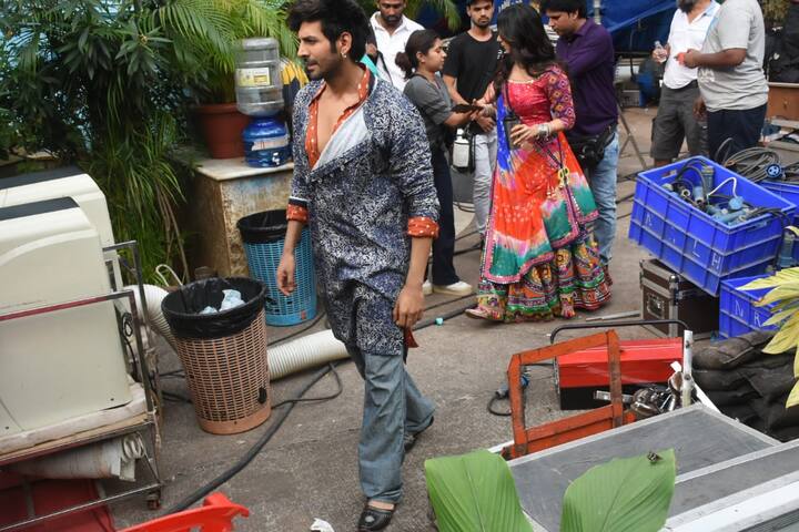 फिल्म के सेट से सामने आई तस्वीरों में कार्तिक आर्यन कुर्ते और जींस में दिखाई दे रहे हैं. (तस्वीर: मानव मंगलानी)