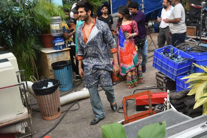 हालांकि शूटिंग के पहले दिन सेट से जो तस्वीर सामने आई है, उसे देखने के बाद फिल्म के फैंस फिल्म को लेकर और भी अधिक उत्साहित हो गए होंगे. (तस्वीर: मानव मंगलानी)