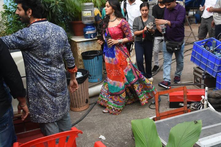 इस दौरान कियारा आडवानी ने रंग बिरंगा ट्रेडिशनल लहंगा पहना हुआ है. (तस्वीर: मानव मंगलानी)