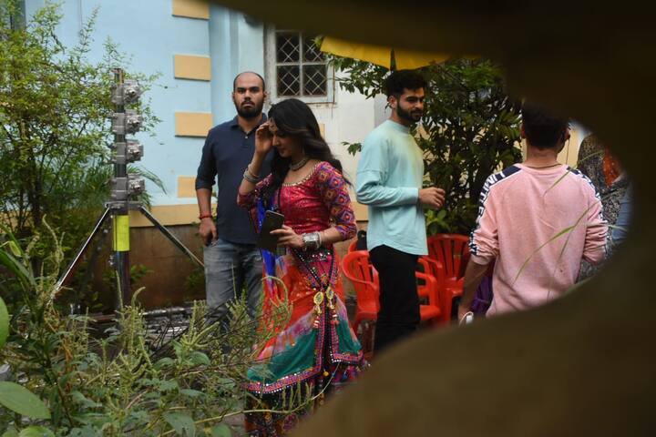 तस्वीरें कियारा आडवानी की भी सामने आई हैं. वो भी सेट पर घूमती फिरती दिखाई दे रही हैं. (तस्वीर: मानव मंगलानी)