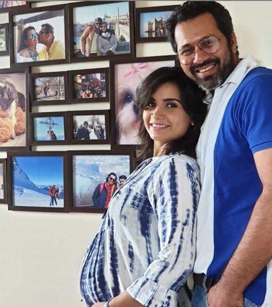 टेलीविजन एक्ट्रेस प्रिया आहूजा बहुत जल्द अपने पहले बच्चे को जन्म देने वाली हैं. कुछ ही समय पहले प्रिया ने बेहद शानदार अंदाज में अपनी प्रेग्नेंसी की गुड न्यूज़ सभी के साथ शेयर की थी. (Photo Credit: @priyaahujarajda Instagram)