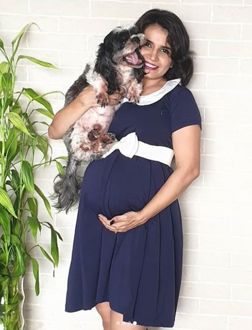 इस तस्वीरों में प्रिया अपना बेबी बंप फ्लॉन्ट करती दिखाई दे रही हैं. (Photo Credit: @priyaahujarajda Instagram)