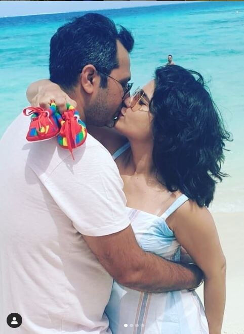 जिनमें से प्रिया की ये तस्वीर सबसे खूबसूरत है. प्रिया अपने पति को किस कर रही है और उनके हाथों में नन्हें मेहमान के जूते दिख रहे है. (Photo Credit: @priyaahujarajda Instagram)