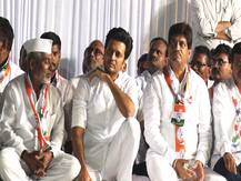 महाराष्ट्र: भाइयों के प्रचार में उतरे अभिनेता रितेश देशमुख, लातूर में पत्नी जेनेलिया संग मांगे वोट