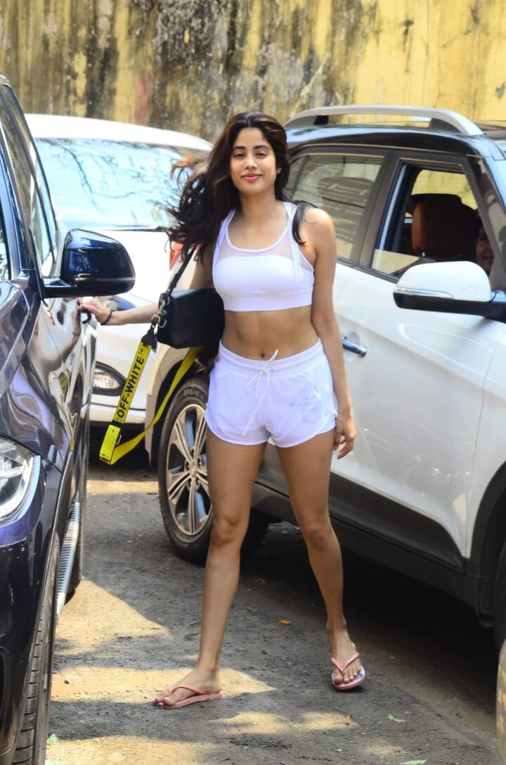 धड़क से बॉलीवुड में डेब्यू करने वाली जाह्नवी आज मुंबई में कुछ इस अंदाज में जिम करने पहुंचीं.
