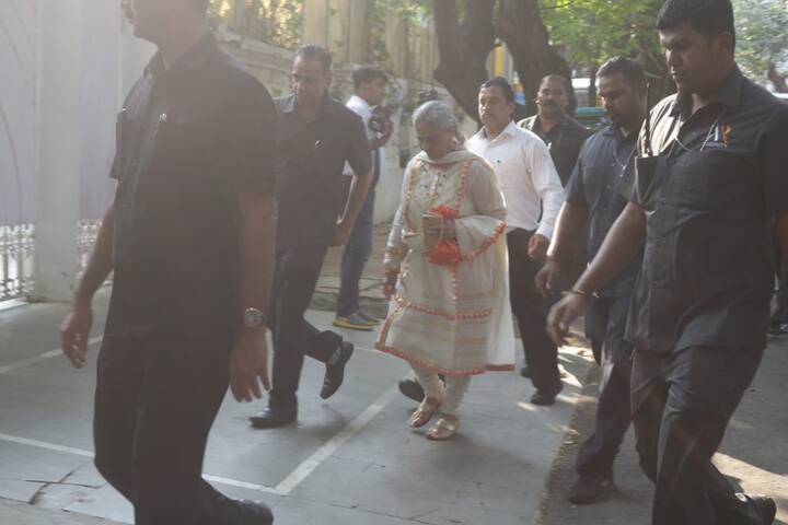 अमिताभ बच्चन हर साल जन्मदिन के मौके पर पूजा करते हैं. आज बिग बी ने पत्नी जया बच्चन सहित पूरा परिवार के साथ पूजा अर्चना की. 