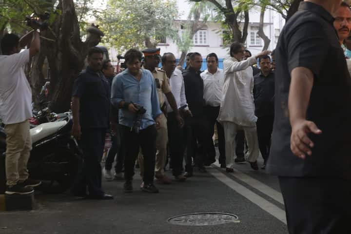 बिग बी आज दोपहर अपने जुहू स्थित बंगले जलसा से निकलकर प्रतीक्षा में आये और फिर वहां खड़े अपने तमाम फैन्स का मुस्कुराते हुए अभिवादन किया. उनकी एक झलक पाने के लिए उनके बंगले के बाहर सुबह से भारी भीड़ जमा थी. 