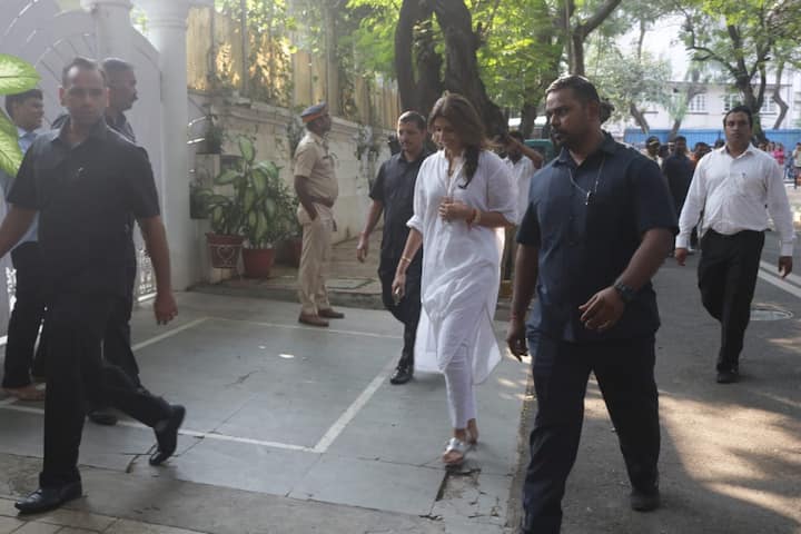 बेटी श्वेता बच्चन ने पापा के साथ पूजा की और इंस्टाग्राम पर एक तस्वीर पोस्ट करते हुए जन्मदिन की शुभकामनाएं दी. श्वेता ने बिग बी के साथ एक तस्वीर पोस्ट करते हुए लिखा, ''जब आप बहुत ऊपर पहुंच जाते हैं तो आपको लगातार बढ़ते रहना होता है. Happy Birthday Papa I love you endlessly.''