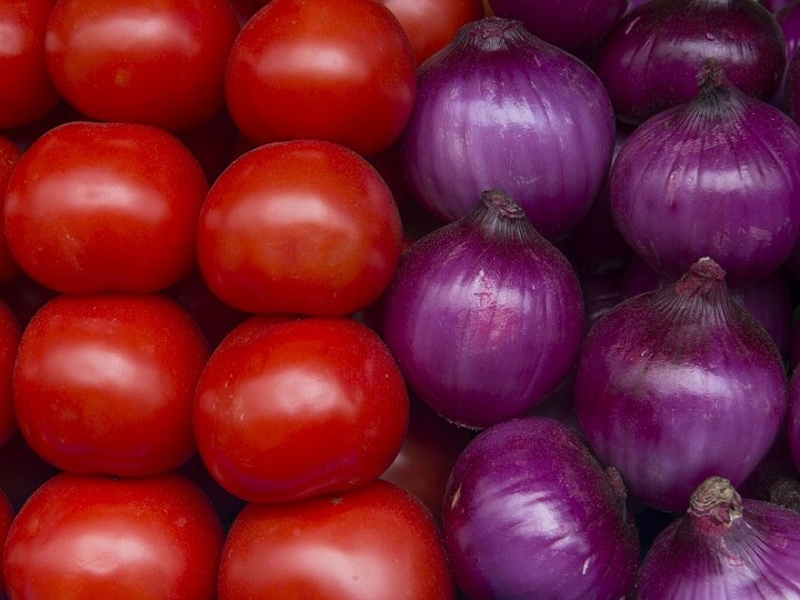 After onions, tomato price soar to Rs 80 kg in Delhi-NCR महंगाई डायन खाए जात है: दिल्ली समेत कई जगहों पर टमाटर 80, प्याज 60 रुपए किलो तक पहुंची