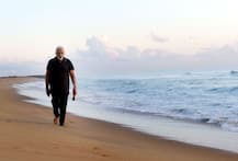 तस्वीरें: महाबलीपुरम में सुबह की सैर के लिए बीच पर निकले मोदी, कचरा भी उठाया