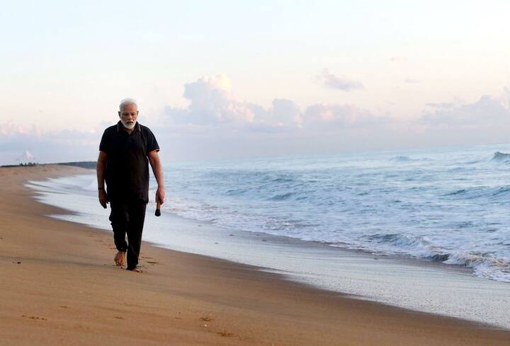 आज सुबह पीएम मोदी अकेले ही सैर पर निकल पड़े.