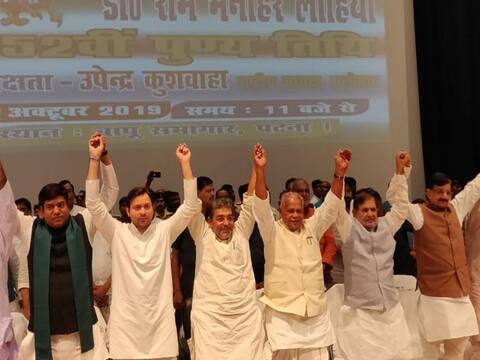 बिहार चुनावः तेजस्वी यादव पर उठते सवालों के बीच हुई महागठबंधन की बैठक, मामला सुलझाने का ज़िम्मा कांग्रेस पर बिहार चुनावः तेजस्वी यादव पर उठते सवालों के बीच हुई महागठबंधन की बैठक, मामला सुलझाने का ज़िम्मा कांग्रेस पर