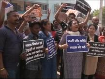 सुशील मोदी के आवास का पड़ोसियों ने किया घेराव, जलजमाव से हुए नुकसान की भरपाई की मांग की