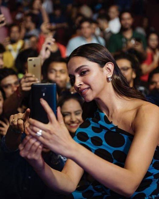 तस्वीरों में आप देख सकते हैं कि इस दौरान दीपिका ने अपने फैंस के साथ खूब सेल्फी भी लीं. (Photo Credit: Manav Manglani)