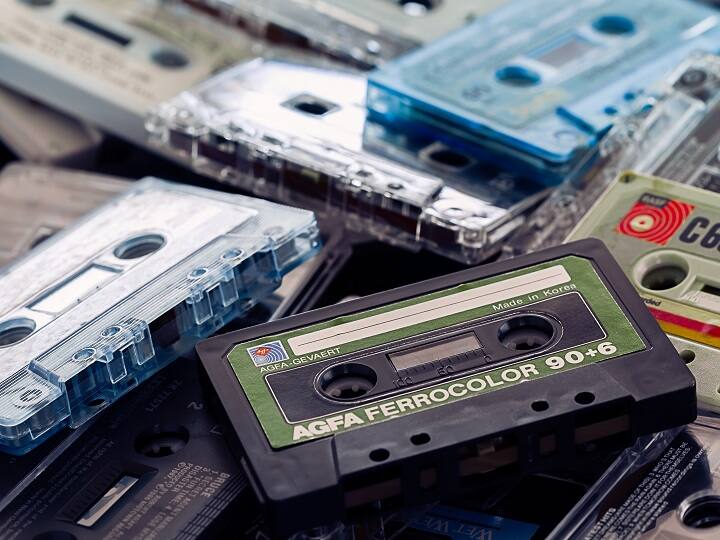 पेजर, फैक्स, चेक और कैसेट जैसी कई चीजों की एक वक्त पर थी धूम, आज हो गए धूल