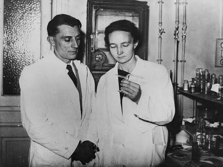 जोलिओट क्यूरी आइरेन मेरी और पिअरे क्यूरी की बेटी थीं. वह अपनी मां के साथ रेडियम इंस्टीट्यूट में बैठकर शोधकार्य करती थी. साल 1926 में आइरेन क्यूरी ने फ्रेडरिक जोलिओट से शादी की. दोनों पति-पत्नी ने मिलकर मानव निर्मित रेडियोएक्टिव तत्व से संबंधित खोज की थी. दोनों को रासायन विज्ञान के लिए नोबेल दिया गया था.