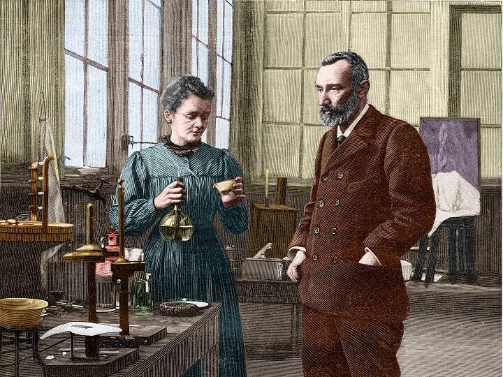 नोबेल के लिए क्यूरी परिवार का नाम सबसे पहले लिया जाता है. 'क्यूरी परिवार' ने सबसे ज्यादा नोबेल जीते हैं. मेरी क्यूरी फ्रांस की नागरिक थीं. क्यूरी ने यूरोनियम से 100 गुना ज्यादा रेडियोधर्मी तत्व की खोज की. पोलैंड की नागरिक होने के कारण इस तत्व को 'पोलोनियम' नाम दिया गया. मैडम क्यूरी ने दो बार और और पति के साथ संयुक्त रूप से एक बार इस पुरस्कार जीत चुकी हैं.