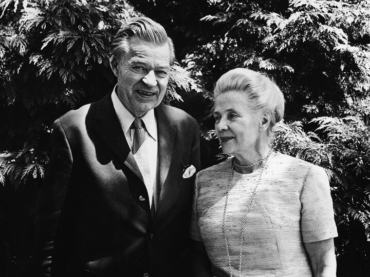 अल्वा मायर्डल और गुन्नार मायर्डल को भी संयुक्त रूप से नोबेल पुरस्कार से सम्मानित किया जा चुका है. इन दोनों के बीच भी पति-पत्नी का रिश्ता है. इन दोनों को अर्थशास्त्र के क्षेत्र में नोबेल मिला है. फोटो- gettyimages.in