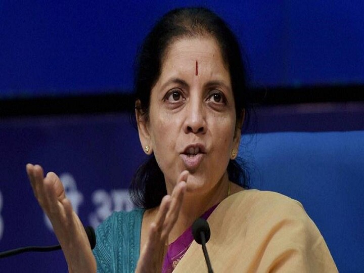finance minister nirmala sitharaman reacts to her husband article on economic slowdown पति ने आर्थिक मोर्चे पर सरकार को आड़े हाथ लिया तो वित्त मंत्री सीतारमण ने दिया ये जवाब