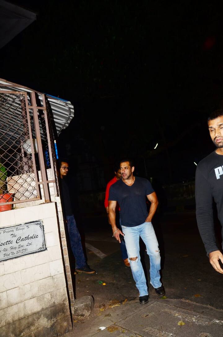 इस दौरान सलमान खान हमेशा की तरह बेहद सिंपल लुक में दिखाई दिए. उन्होंने काली टी-शर्ट और जींस पहनी हुई थी. (तस्वीर: मानव मंगलानी)