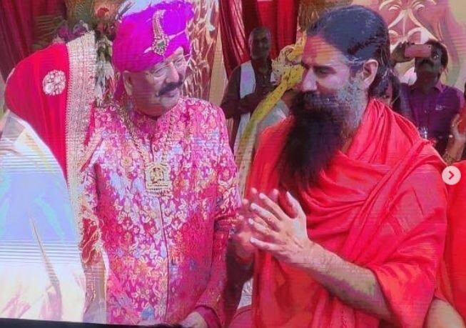 इस तस्वीर में आप बाबा रामदेव को दुल्हन से बात करते देख सकते हैं. (Photo Credit: Instagram)