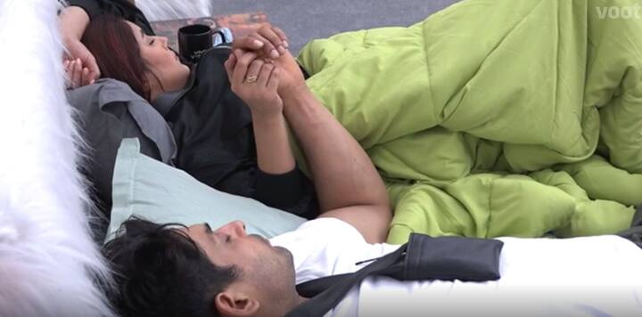 ऐसे में कंफर्ट जोन में पहुंच चुके शहनाज और सिद्धार्थ एक दूसरे का हाथ थामे सो गए. 