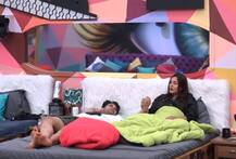 Bigg Boss 13: सिद्धार्थ शुक्ला का हाथ थामे सो रही थीं शहनाज, उठा कर ले गए पारस छाबड़ा