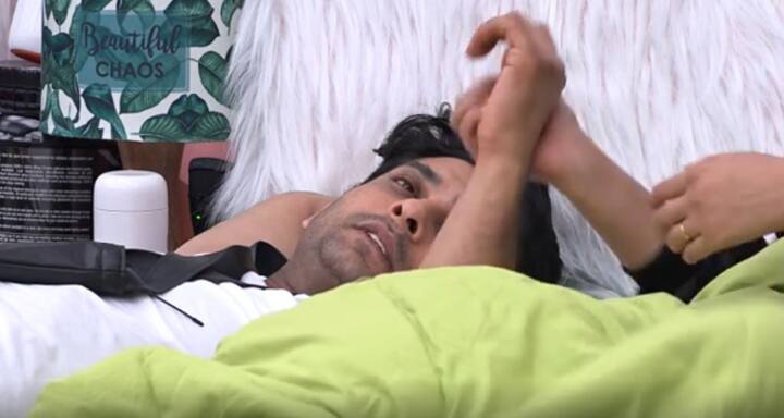 ऐसे में दोनों एक साथ बिस्तर पर लेटे बातें कर रहे थे. तभी सिद्धार्थ ने उनसे अपनी हथेली दबाने के लिए कहा. 