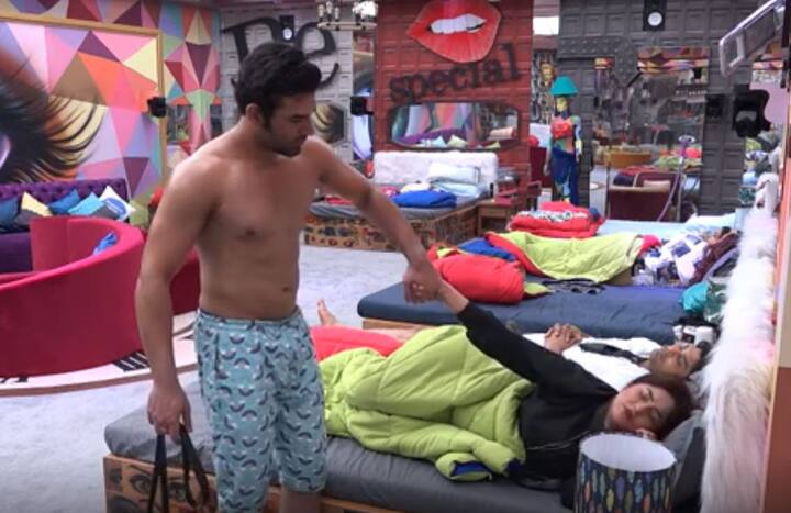 सिद्धार्थ और शहनाज को इस अंदाज में देख पारस को जलन महसूस हुई और उन्होंने आकर शहनाज को उठा दिया और अपने साथ आने के लिए कहा. 