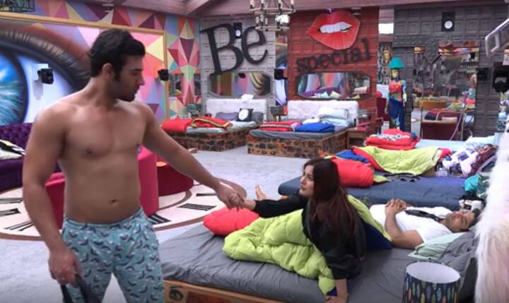 इसके बाद शहनाज उठाकर पारस के पास चली गई जिसके बाद पारस उन्हें चिढ़ाने लगे. 