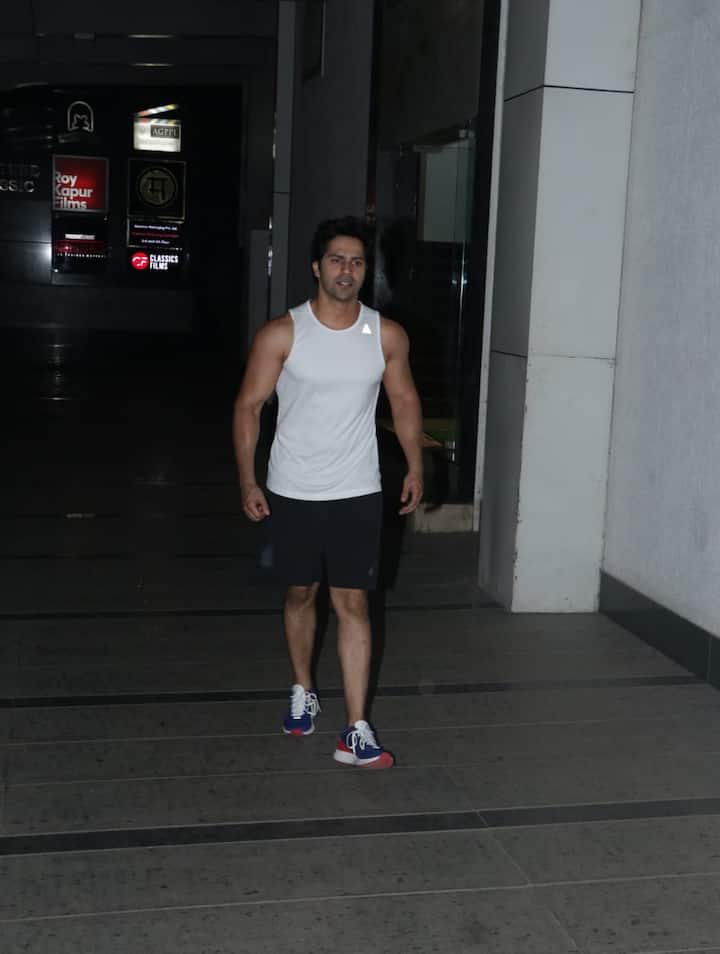 इसके अलावा वरुण फिल्म कूली नंबर 1 के सीक्वल में भी नज़र आएंगे. इसकी शूटिंग भी शुरू हो गई है. इस फिल्म में वो सारा अली खान के साथ स्क्रीन शेयर करते दिखेंगे. (तस्वीर: मानव मंगलानी)