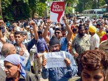 पीएमसी बैंक के ग्राहकों को सुप्रीम कोर्ट से नहीं मिली राहत, सरकार बोली- हम चिंतित हैं