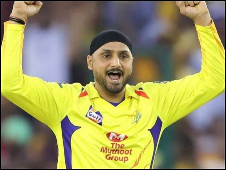 Can use 2 new balls from both ends: Harbhajans solution to saliva ban सलाइवा बैन के बाद हरभजन सिंह ने निकाला अनोखा तरीका, एक को रिवर्स स्विंग और दूसरी को करवा सकते हैं स्विंग