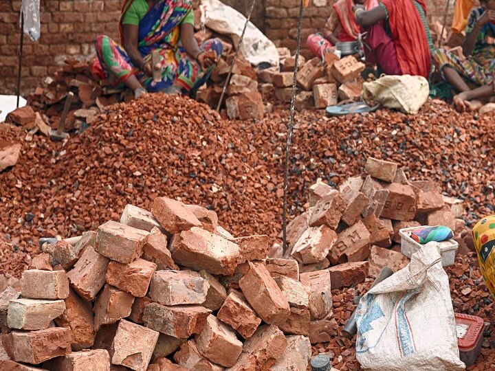 यूपी बनेगा मनरेगा में सबसे ज्यादा काम देने वाला राज्य, इस साल इतने लोगों ने किया काम UP to become the first state to provide most employment in mgnrega यूपी बनेगा मनरेगा में सबसे ज्यादा काम देने वाला राज्य, इस साल इतने लोगों ने किया काम
