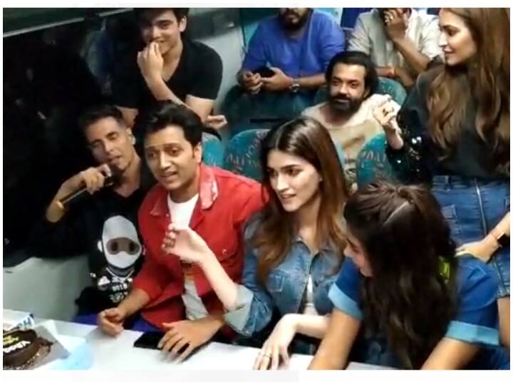 ट्रेन का ये सफर कितना खूबसूरत है इस बात का अंदाजा आप इस तस्वीर को देखकर लगा सकते हैं. ये सभी सितारे ट्रेन में मीडिया के साथ अंताक्षरी खेला है और कई तरह के गेम्स खेलकर मस्ती करते दिखे हैं.