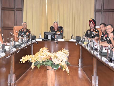 भारतीय सेना के अधिकारियों के रिकॉर्ड्स हुए डिजिटल, अब वे कर सकते हैं ऑनलाइन शिकायत भारतीय सेना के अधिकारियों के रिकॉर्ड्स हुए डिजिटल, अब वे कर सकते हैं ऑनलाइन शिकायत