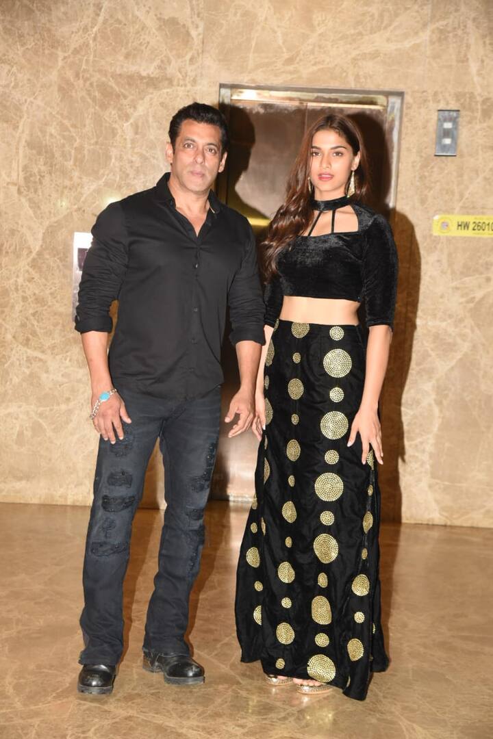 इस दौरान सलमान खान ने काले रंग की शर्ट और काले रंग की ही जींस की पैंट पहनी हुई थी. (तस्वीर: मानव मंगलानी)