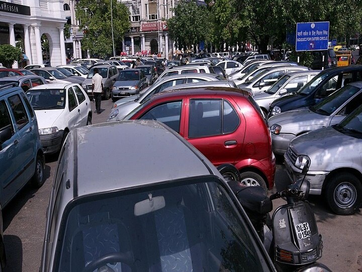 Delhi new parking plan may cost Rs 1,000 for 10 hrs workday दिल्ली में कार, बाइक पार्किंग हो सकती है महंगी, 10 घंटे के लिए देने पड़ सकते हैं 1,000 रुपए तक चार्ज