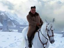 सफेद घोड़े पर बैठ कर बर्फ का पहाड़ चढे किम जोंग, सोच में पड़ी दुनिया