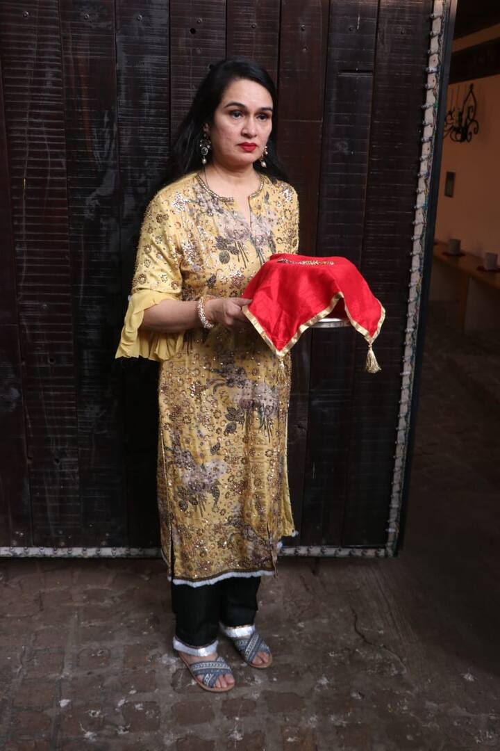 अभिनेत्री पद्मिनी कोल्हापुरी भी कपूर मेंशन पहुंचीं.