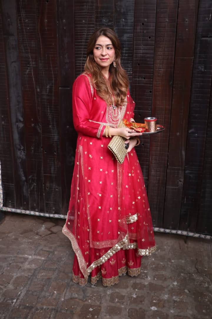 चंकी पांडे की पत्नी भावना पांडे भी बहुत ही खूबसूरत अवतार में दिखीं.