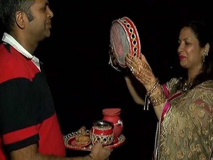 करवा - इस पर्व का नाम ही करवा चौथ है इसीलिए इसके बिना इस व्रत को किया ही नहीं जा सकता. इस दिन मिट्टी के करवे की सबसे ज्यादा अहमियत होती है. दोपहर के समय पूजा के दौरान इस करवे को जल से भरा जाता है और रात को इसी जल से चंद्रमा को अर्घ्य दिया जाता है. करवा आसानी से बाज़ार में मिल भी जाता है. 